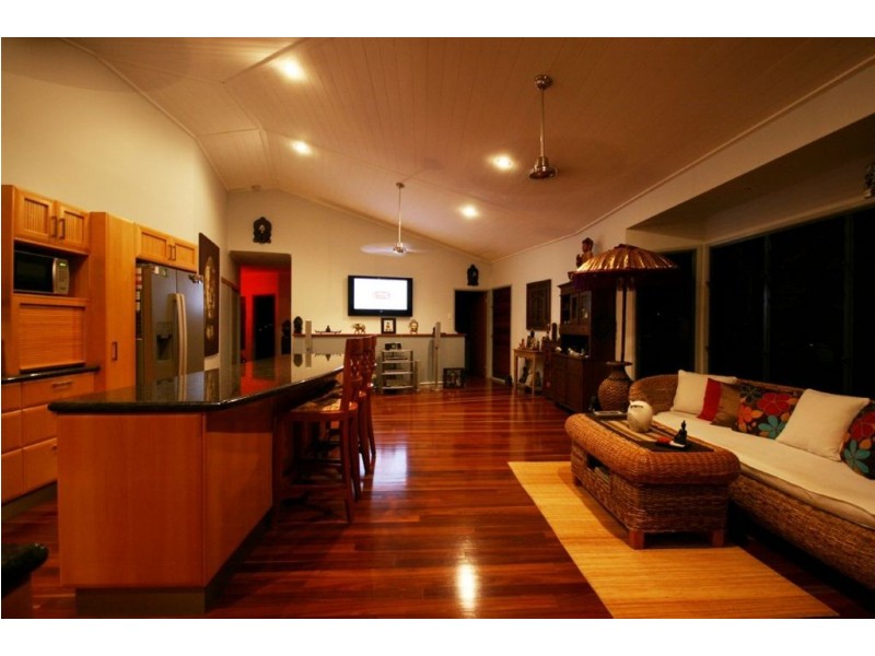 17 Macona Crescent, Cannonvale QLD 4802