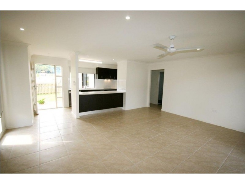 2/61 Endeavour Cct, Cannonvale QLD 4802