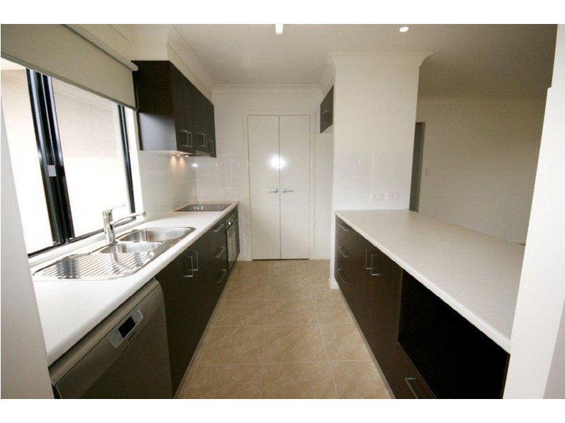 2/61 Endeavour Cct, Cannonvale QLD 4802