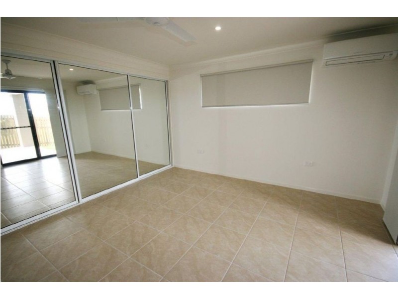 2/61 Endeavour Cct, Cannonvale QLD 4802