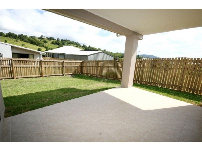2/61 Endeavour Cct, Cannonvale QLD 4802