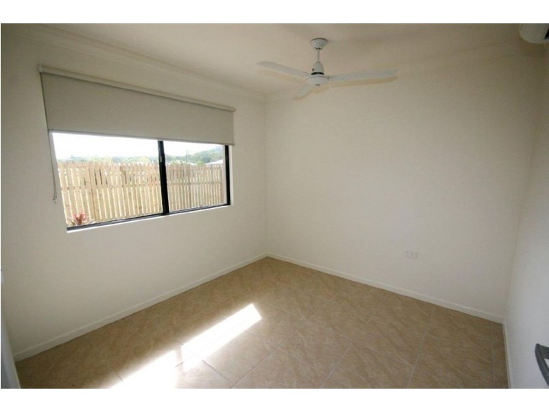 2/61 Endeavour Cct, Cannonvale QLD 4802