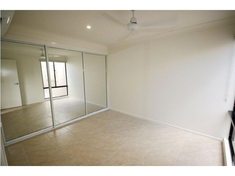2/61 Endeavour Cct, Cannonvale QLD 4802