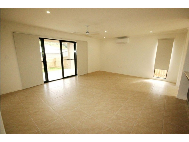 2/61 Endeavour Cct, Cannonvale QLD 4802
