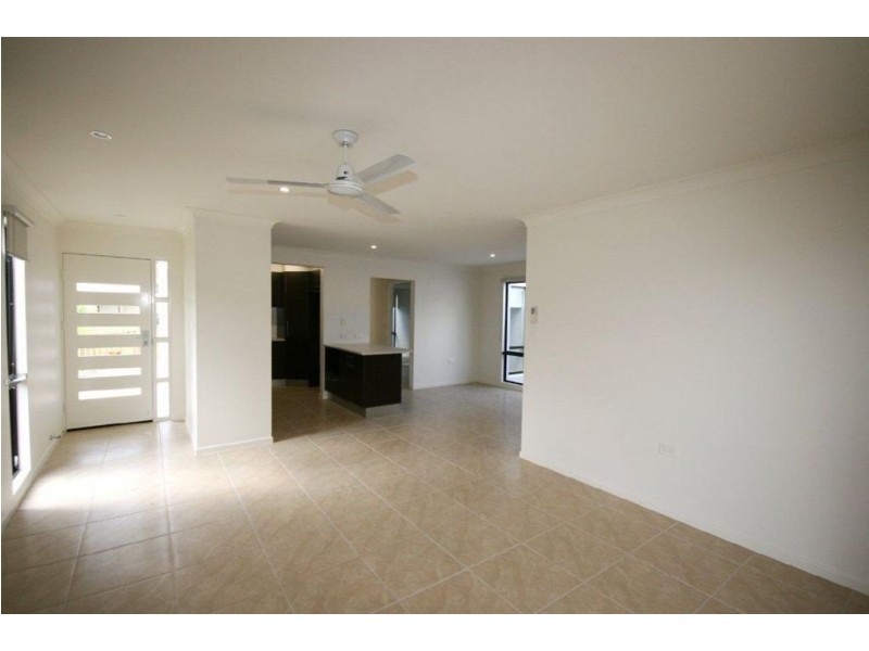 2/71 Endeavour Cct, Cannonvale QLD 4802