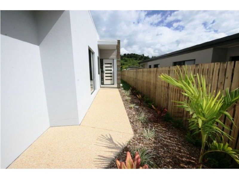 2/71 Endeavour Cct, Cannonvale QLD 4802