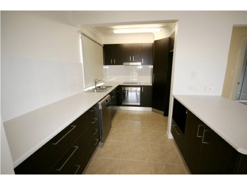 2/71 Endeavour Cct, Cannonvale QLD 4802