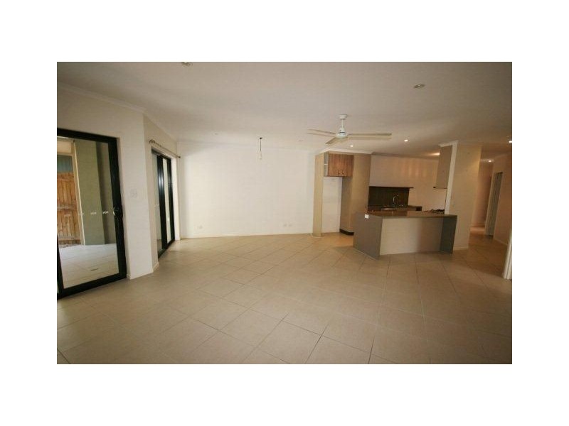 1/3 Wills Court, Cannonvale QLD 4802