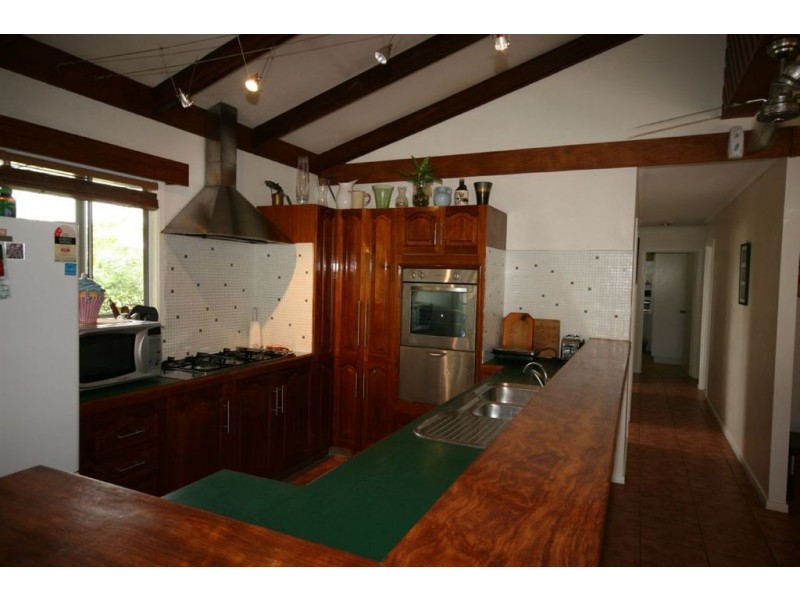 4 Iluka Street, Cannonvale QLD 4802