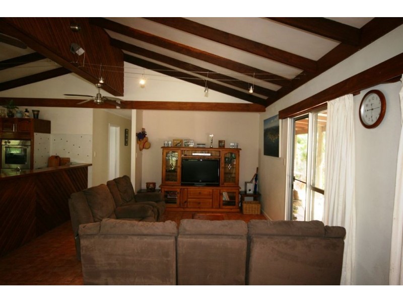 4 Iluka Street, Cannonvale QLD 4802