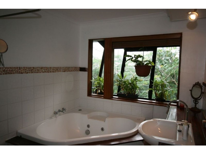 4 Iluka Street, Cannonvale QLD 4802