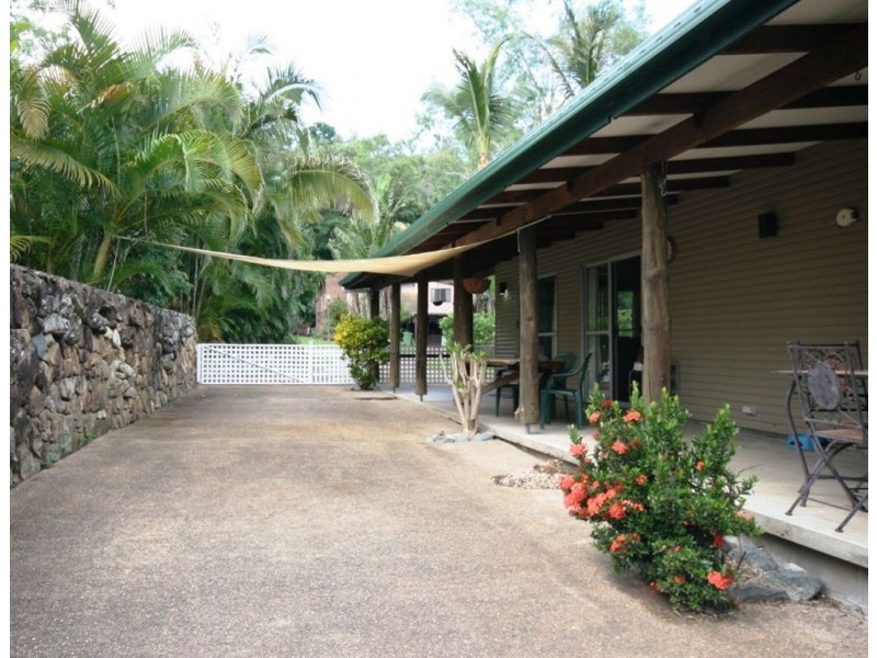 4 Iluka Street, Cannonvale QLD 4802