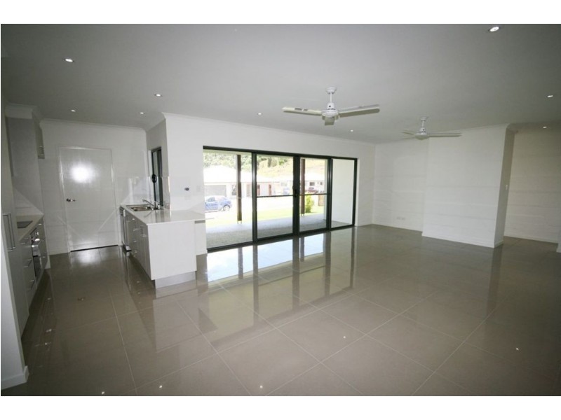 2 Companion Way, Cannonvale QLD 4802