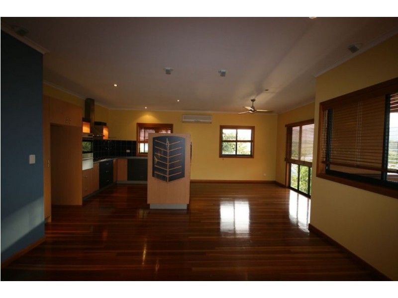 8 Whitehaven Cres, Cannonvale QLD 4802