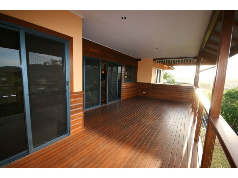 8 Whitehaven Cres, Cannonvale QLD 4802