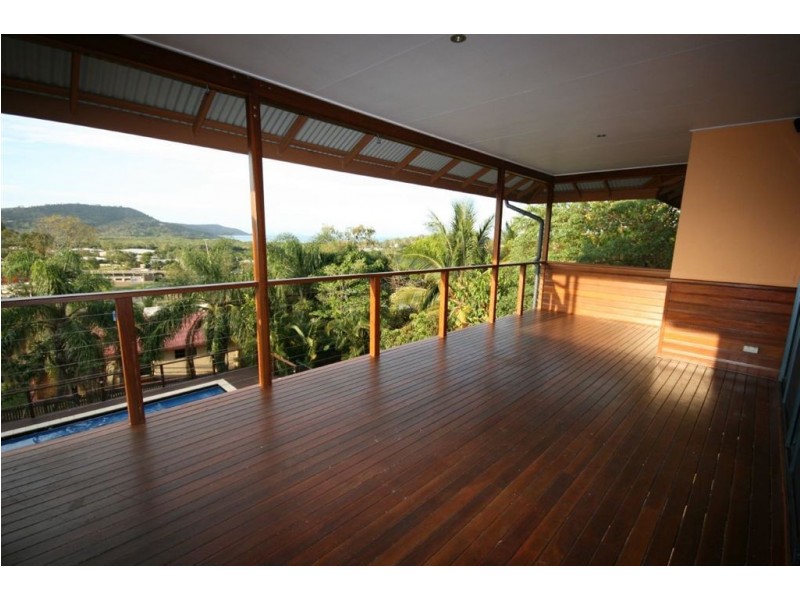 8 Whitehaven Cres, Cannonvale QLD 4802