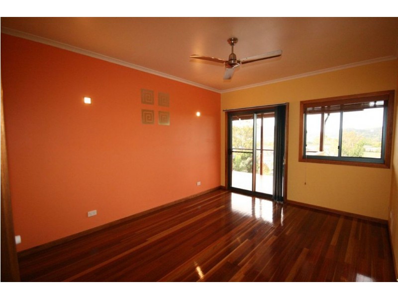 8 Whitehaven Cres, Cannonvale QLD 4802