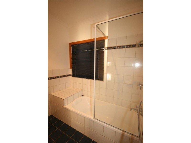 8 Whitehaven Cres, Cannonvale QLD 4802