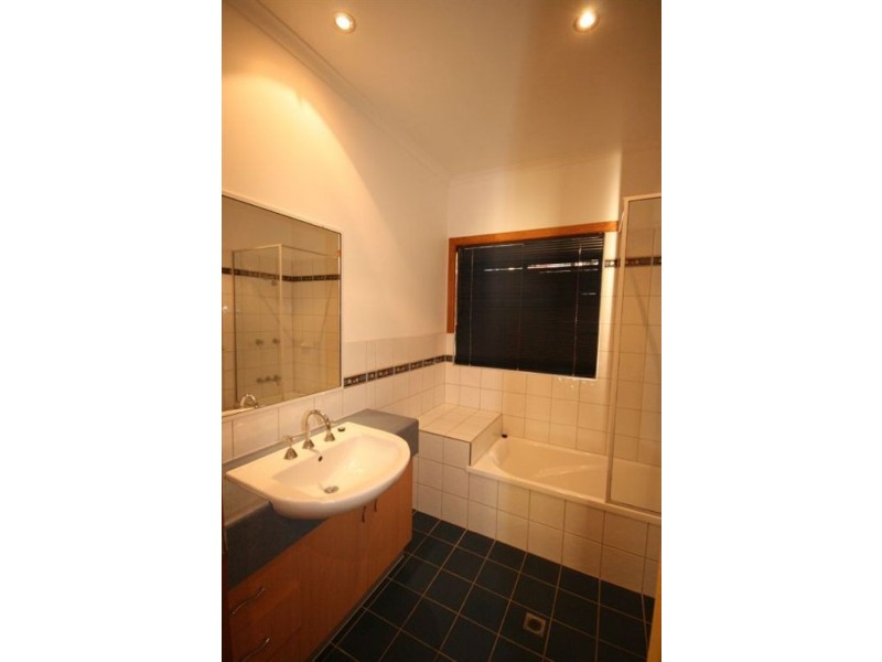 8 Whitehaven Cres, Cannonvale QLD 4802