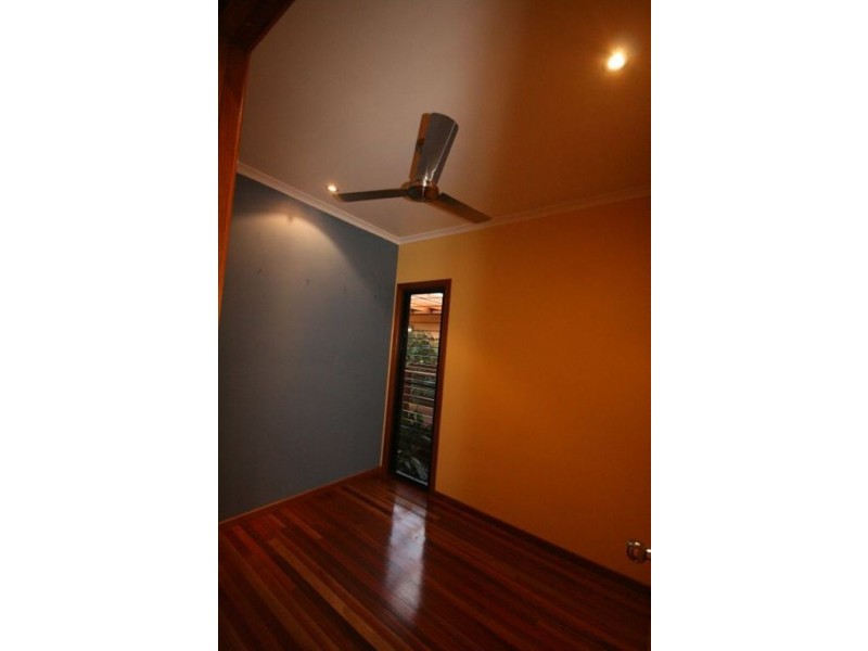 8 Whitehaven Cres, Cannonvale QLD 4802