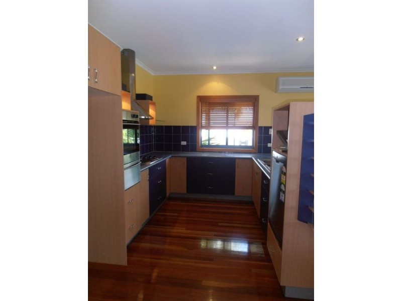 8 Whitehaven Cres, Cannonvale QLD 4802