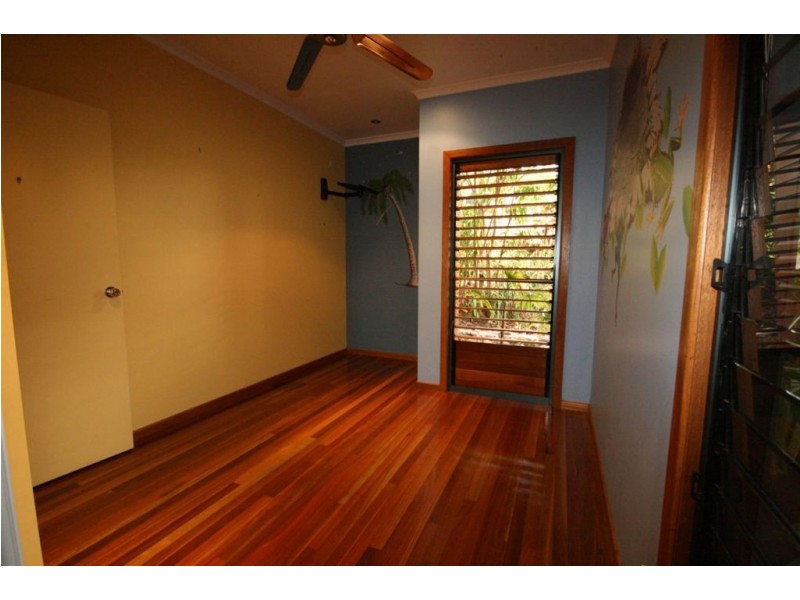 8 Whitehaven Cres, Cannonvale QLD 4802