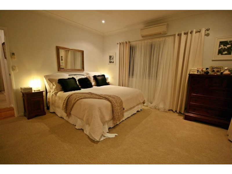 8 Hamilton Avenue, Cannonvale QLD 4802