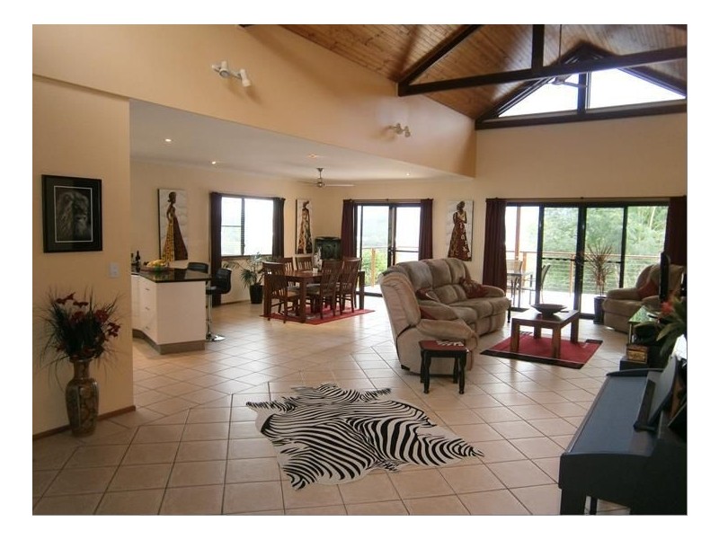 6 Golf Views Crt, Cannonvale QLD 4802