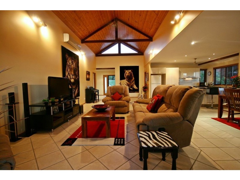 6 Golf Views Crt, Cannonvale QLD 4802