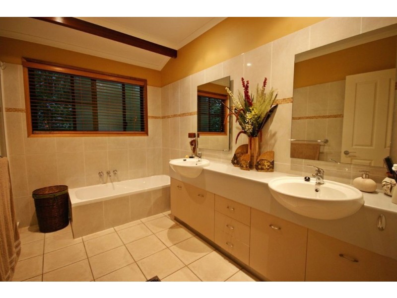 6 Golf Views Crt, Cannonvale QLD 4802