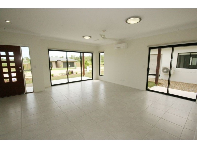 4 Endeavour Cct, Cannonvale QLD 4802