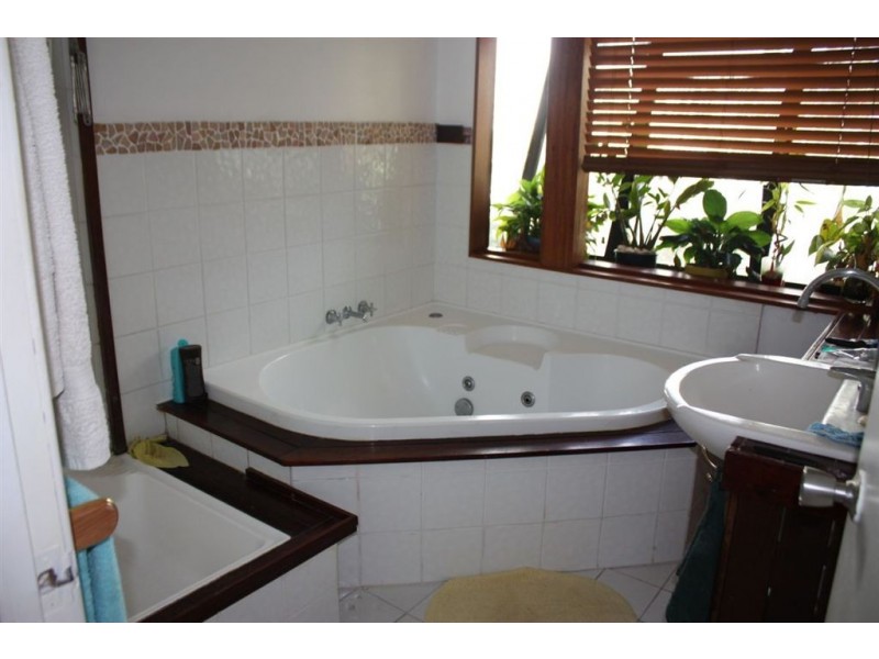4 Iluka Street, Cannonvale QLD 4802
