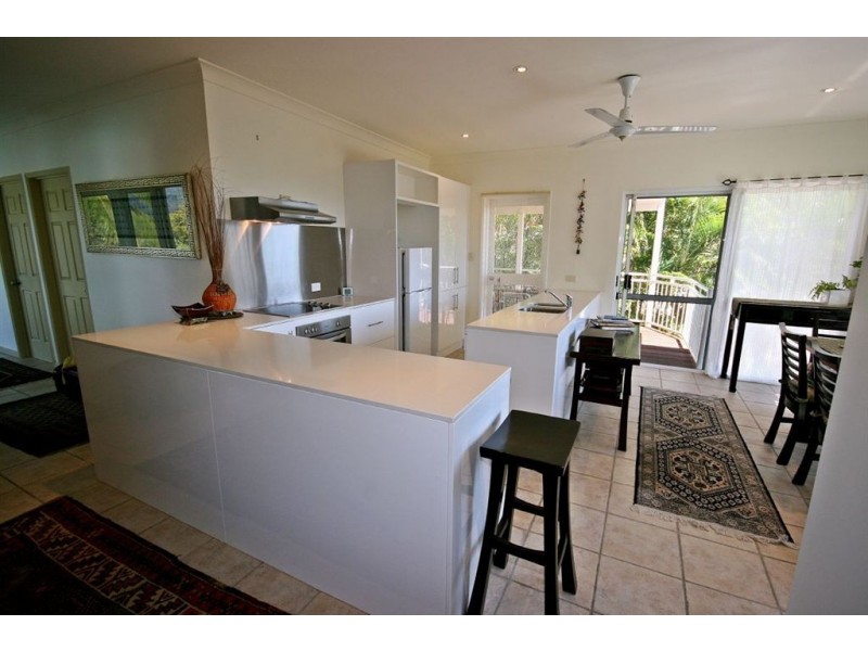 14 Passage Avenue, Shute Harbour QLD 4802