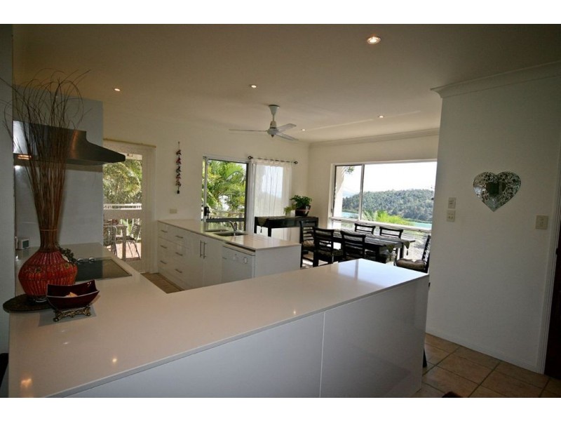 14 Passage Avenue, Shute Harbour QLD 4802