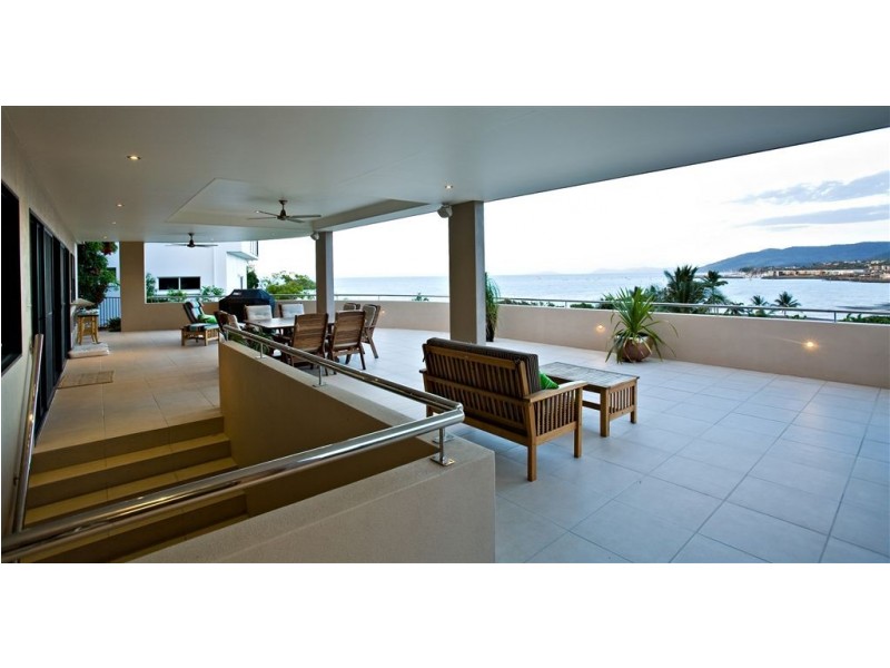 6 Palm Drive, Cannonvale QLD 4802