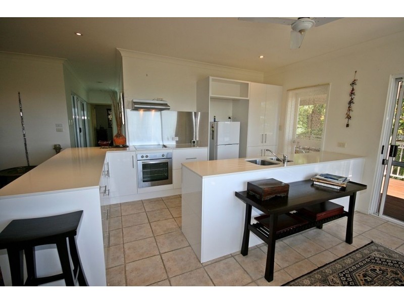 14 Passage Avenue, Shute Harbour QLD 4802