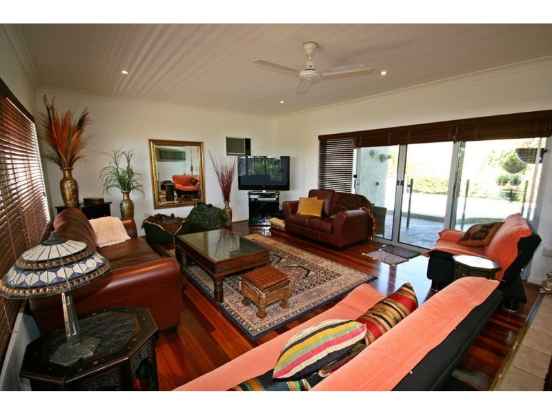 14 Passage Avenue, Shute Harbour QLD 4802