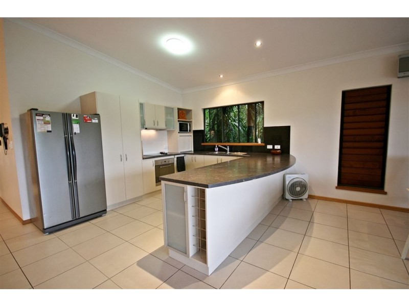 2/61 Country Road, Cannonvale QLD 4802