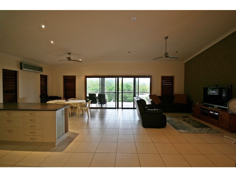 2/61 Country Road, Cannonvale QLD 4802