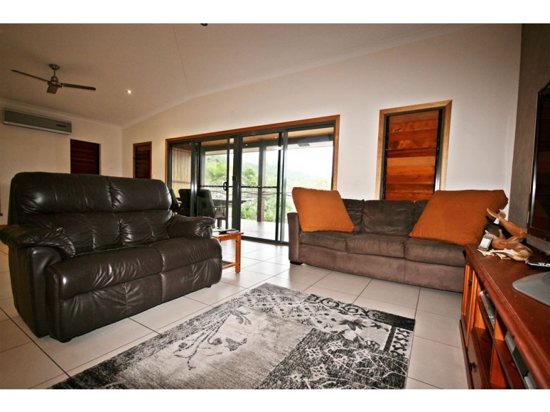 2/61 Country Road, Cannonvale QLD 4802