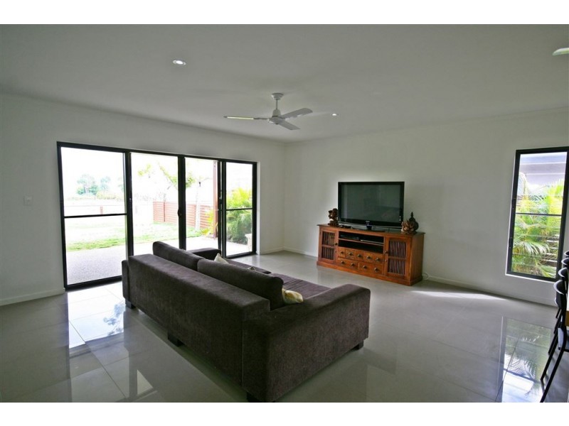 52 Abell Road, Cannonvale QLD 4802