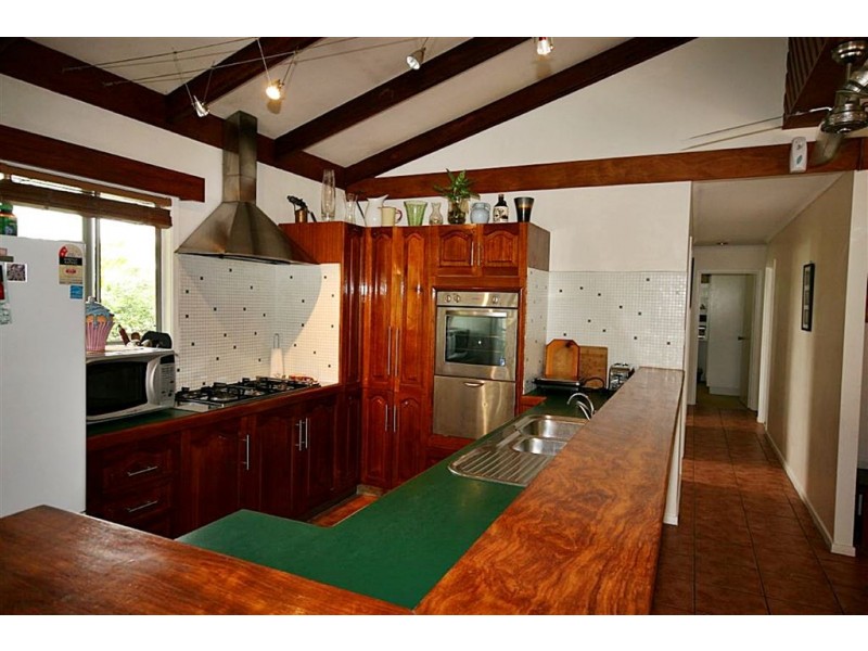 4 Iluka Street, Cannonvale QLD 4802