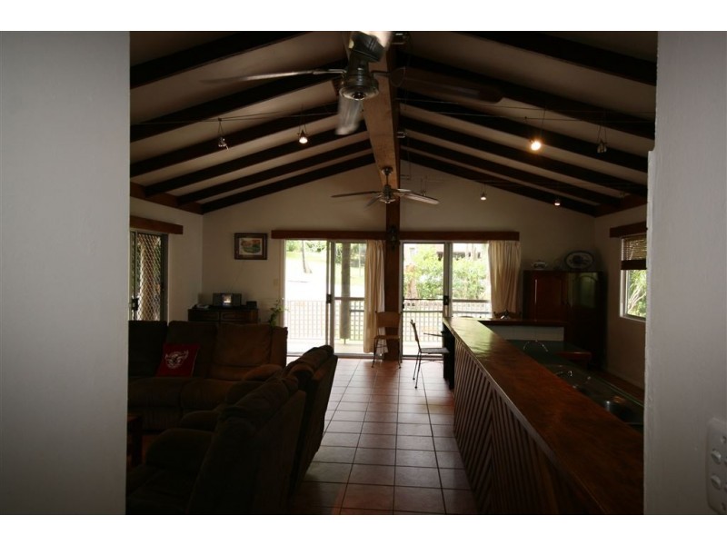 4 Iluka Street, Cannonvale QLD 4802