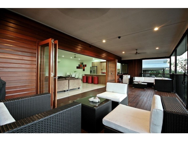 18 Whitehaven Crescent, Cannonvale QLD 4802