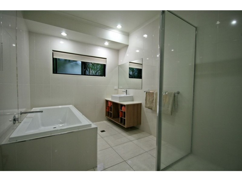 18 Whitehaven Crescent, Cannonvale QLD 4802