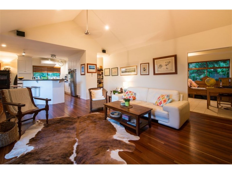 3 Country Road, Cannonvale QLD 4802