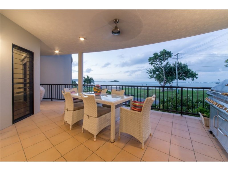 2/36 Coral Esplanade, Cannonvale QLD 4802