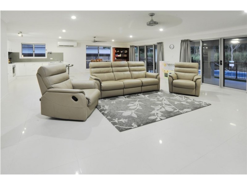 33 Endeavour Circuit, Cannonvale QLD 4802
