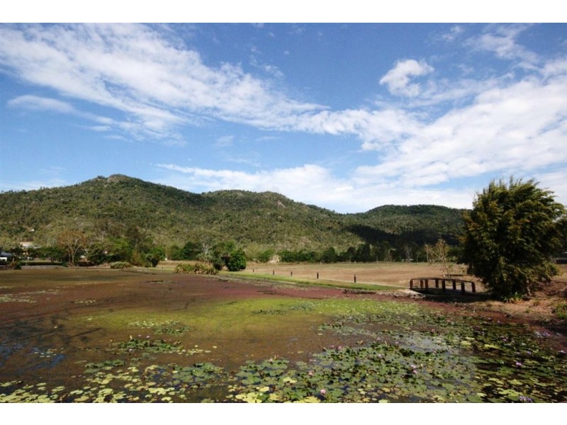 8 Parker Road, Cannonvale QLD 4802