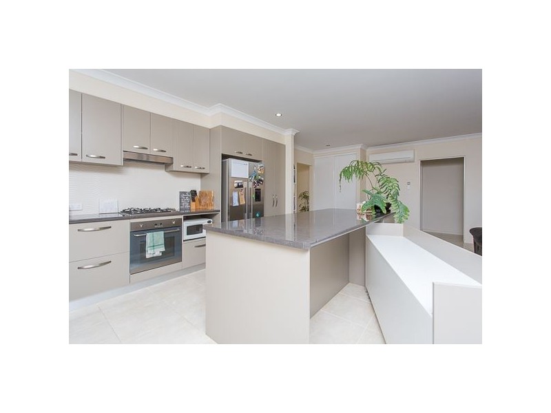 70 Valley Drive, Cannonvale QLD 4802